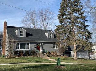 222 Hillside Ct, Wheaton, IL 60187