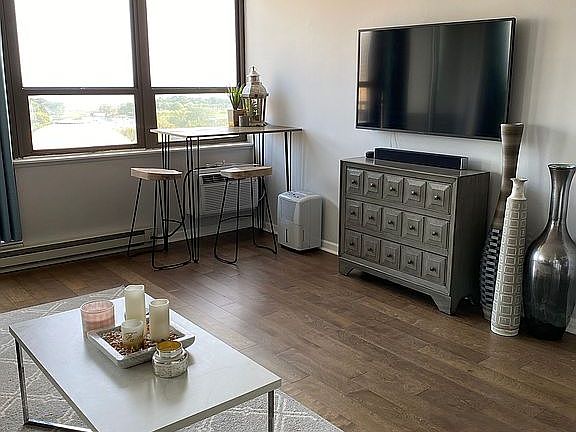 5th image of 2740 N Pine Grove Ave APT 16C