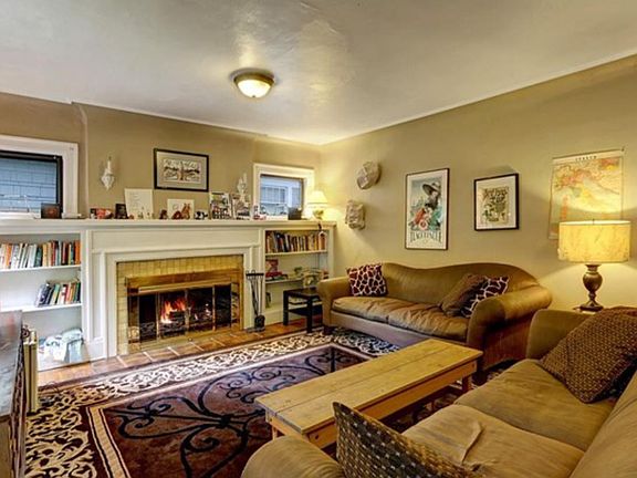 2nd image of 2812 Montlake Blvd E