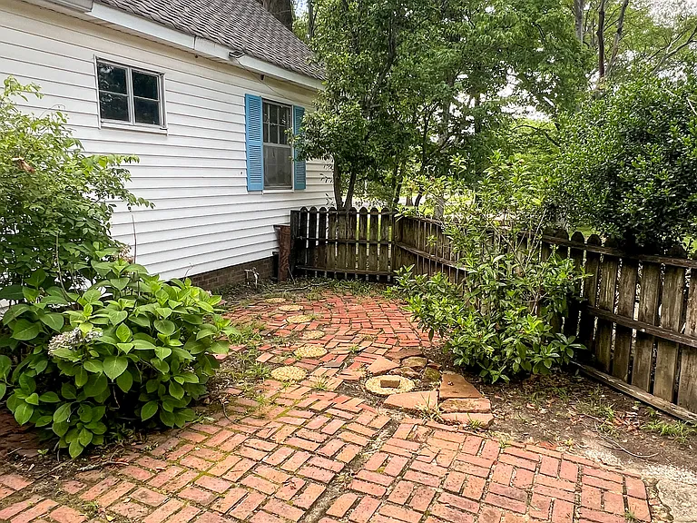 516 N Park St — Photo 40
