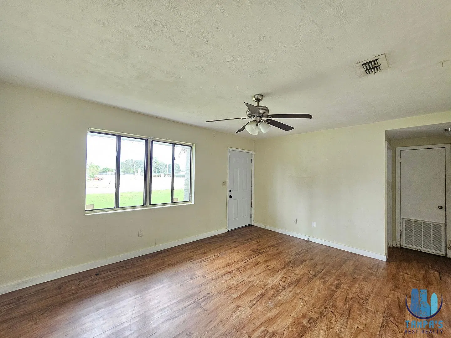 2 Bed | 1 Bath Home Available For Rent In Lakeland With Bonus Den ! *Move-In Special* — Photo 3