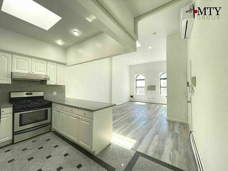 1st image of 10-09 50th Ave #4