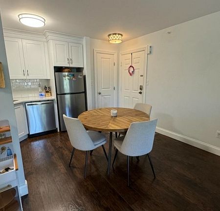 3rd image of 909 Thoreau Ct