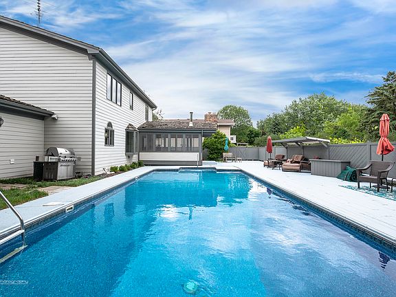 3rd image of 3044 Jeffrey Dr