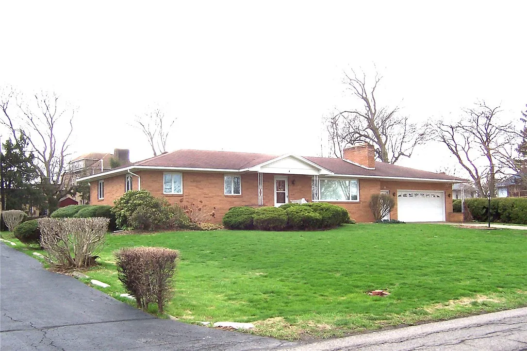 4 Meadowbrook Dr photo 1