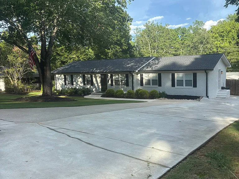 205 McArthur St — Photo 2