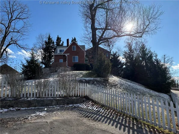 6 Observatory Rd, Charleston, WV 25314
