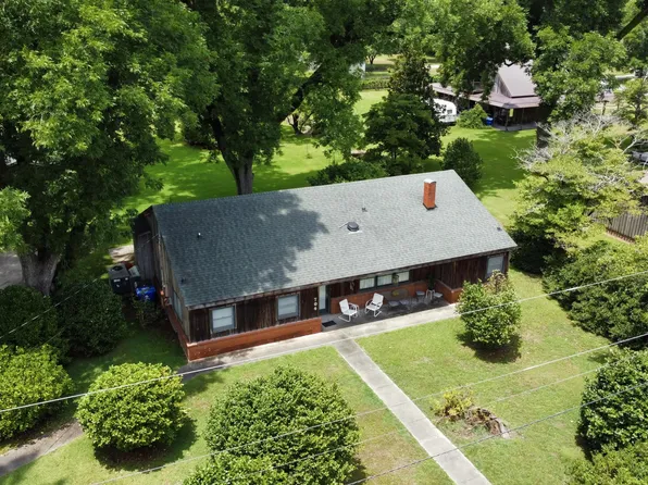 704 Columbia Avenue, Lake Waccamaw, NC 28450