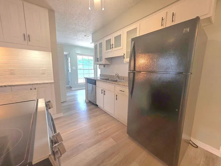 760 Briarwood Dr — Photo 10