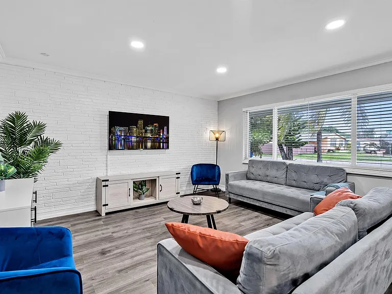 6860 Tyler St — Photo 12