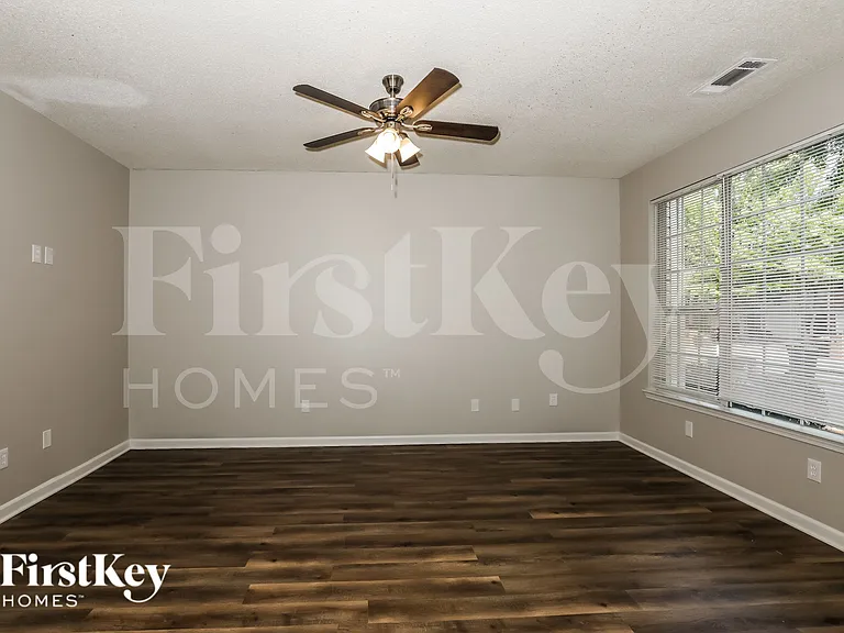 2411 Brianna Dr — Photo 2
