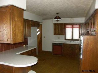 7863 Lakeview Dr, Omaha, NE 68127