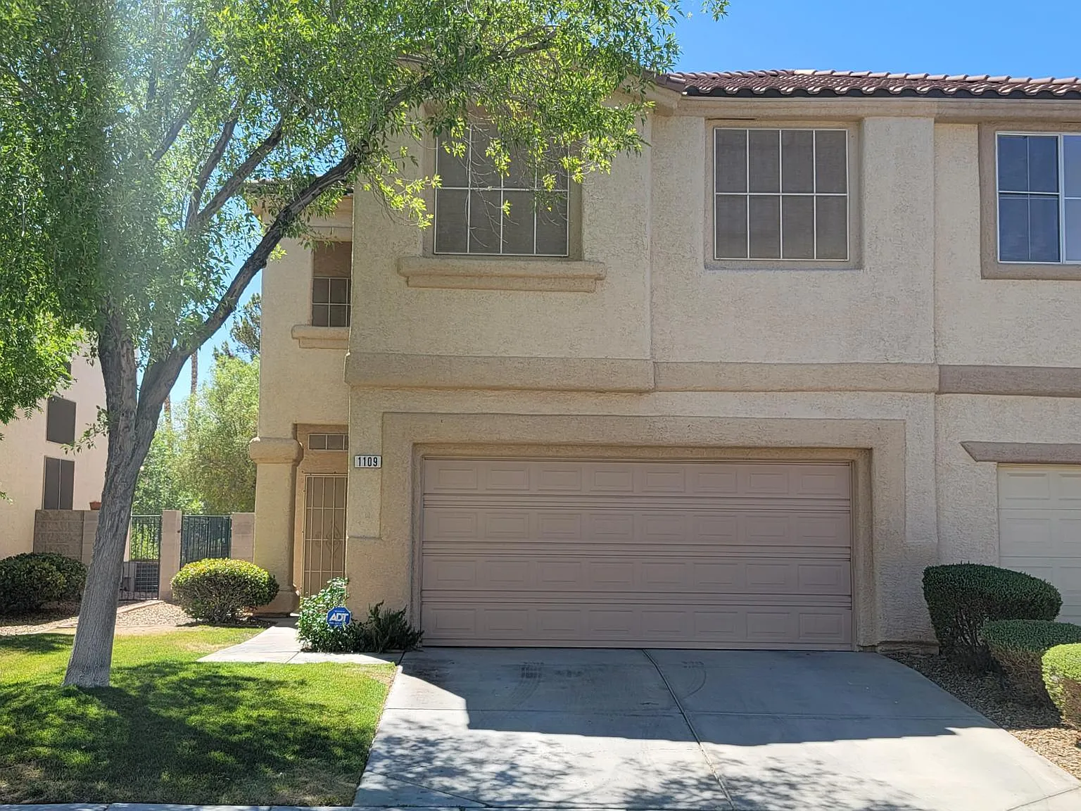 3 bed, 2.5 bath, 1745 sqft, $2,300 — Photo 2