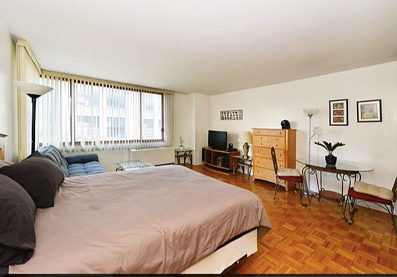 3rd image of 350 W 50th St APT 4Z