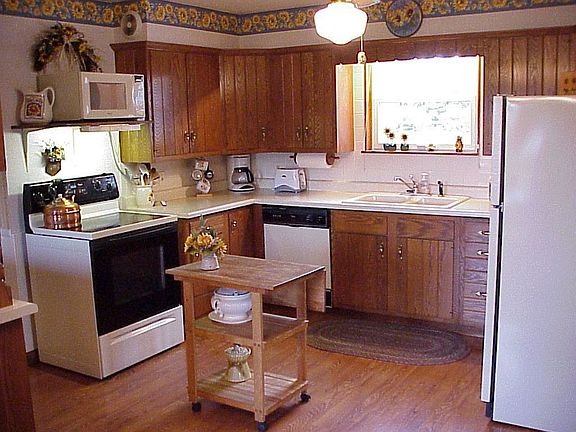 Kitchen w/new Granite