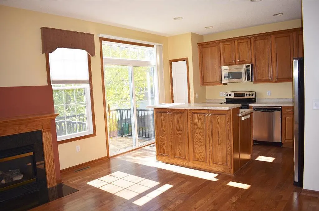 3 bed, 2.5 bath, 2169 sqft, $2,700 — Photo 3