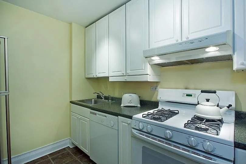 235 E 57th St APT 8C photo 1