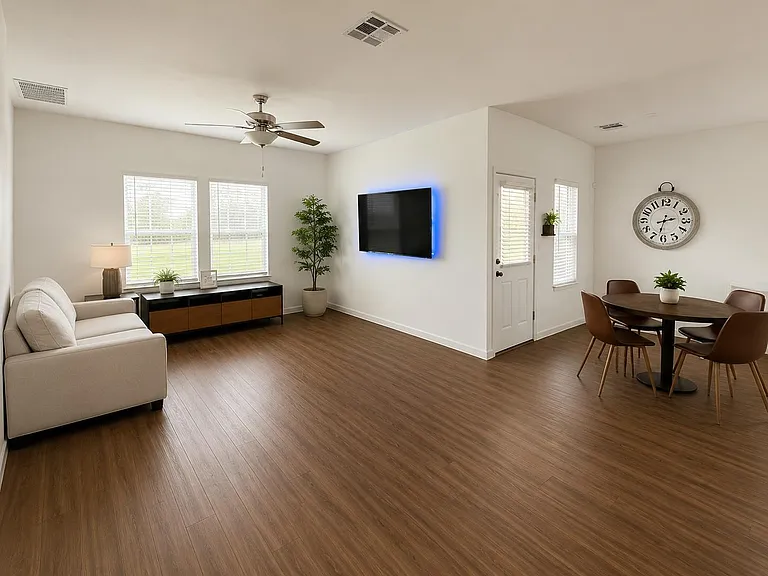1008 Bluewood Bnd — Photo 10