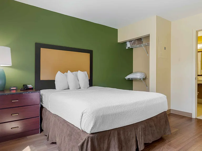 2 Bedroom Suite - 2 Full Beds and 1 King Bed
