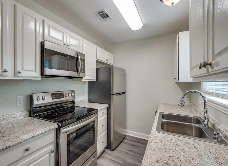 2 bed, 1.0 bath, 900 sqft, $1,195 — Photo 2