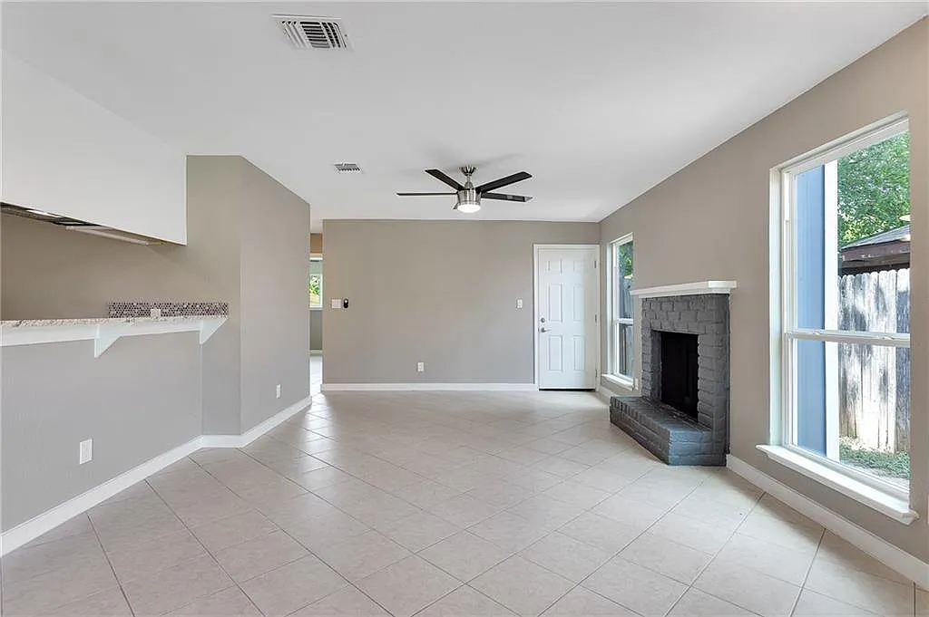 2 bed, 1.0 bath, 892 sqft, $1,300 — Photo 3