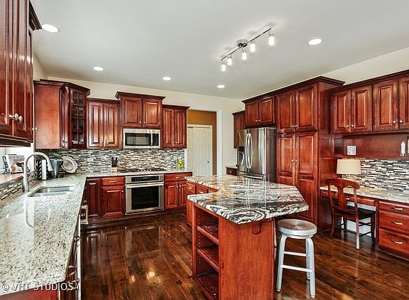 5th image of 745 W Thornwood Dr