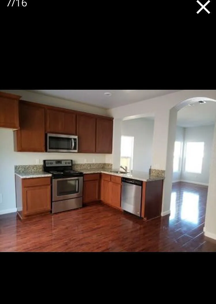 3 bed, 2.5 bath, 1300 sqft, $3,000 — Photo 2