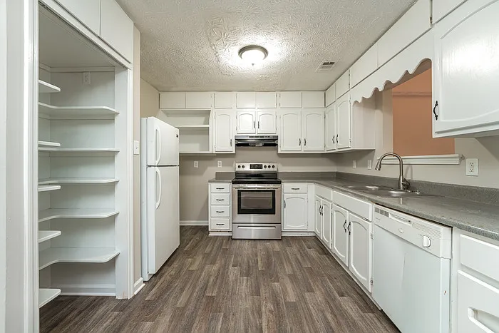 5713 Wells Cir — Photo 6