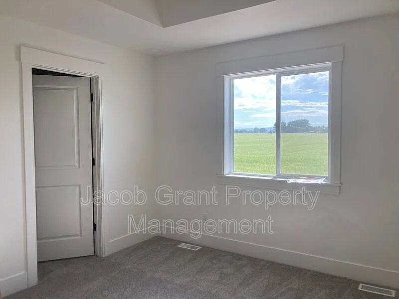 5 bed, 3.0 bath, 2608 sqft, $2,395 — Photo 4