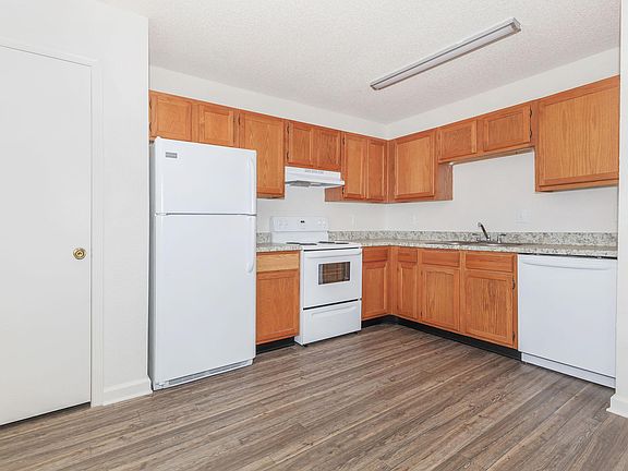 FULLY-EQUIPPED KITCHEN AT GREENTREE POINT IN MURFREESBORO, TN
