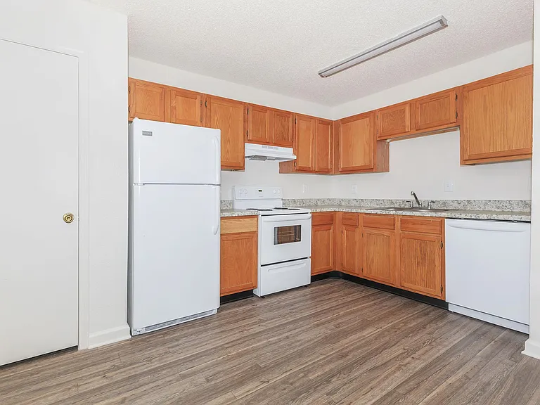 FULLY-EQUIPPED KITCHEN AT GREENTREE POINT IN MURFREESBORO, TN