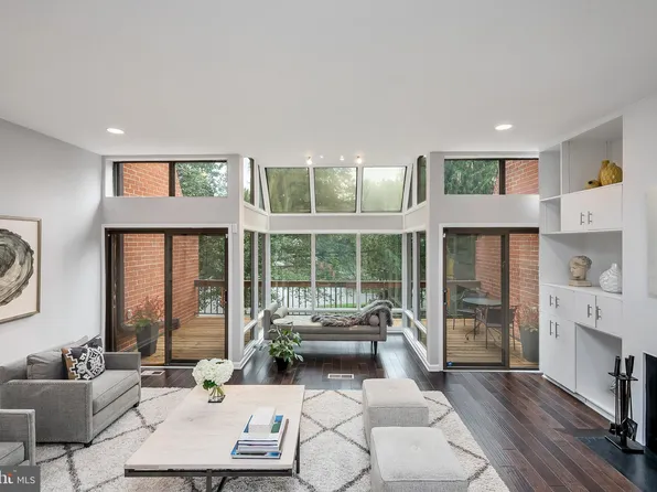 304 Old Crossing Dr, Pikesville, MD 21208
