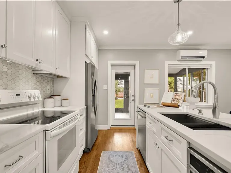 907 Varnum St NE — Photo 1