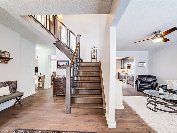 4th image of 367 Meadowvale Pl