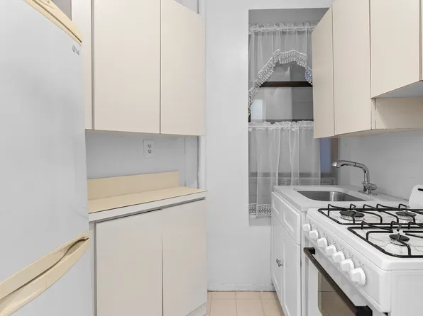 246 East 51st Street image 3 of 8