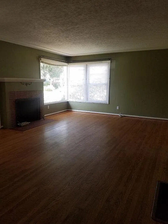 4 bed, 1576 sqft, $4,650 — Photo 3