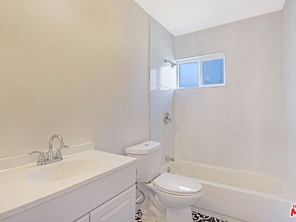 4th image of 1009 E 76th Pl
