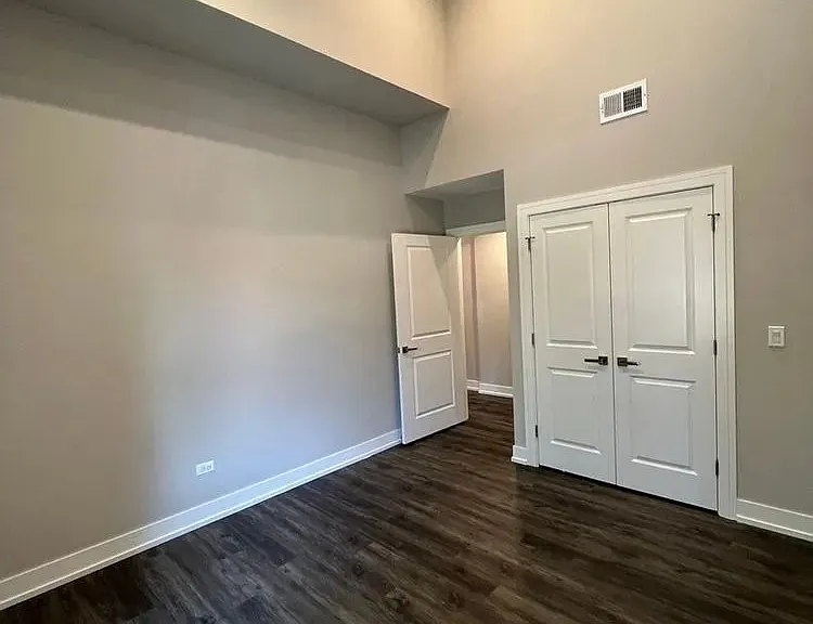 4927 N Claremont Ave #205 — Photo 8