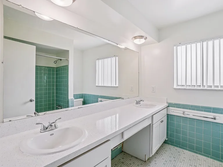 Rivercrest Apartments — Photo 37