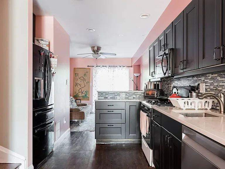 736 McHenry St — Photo 2