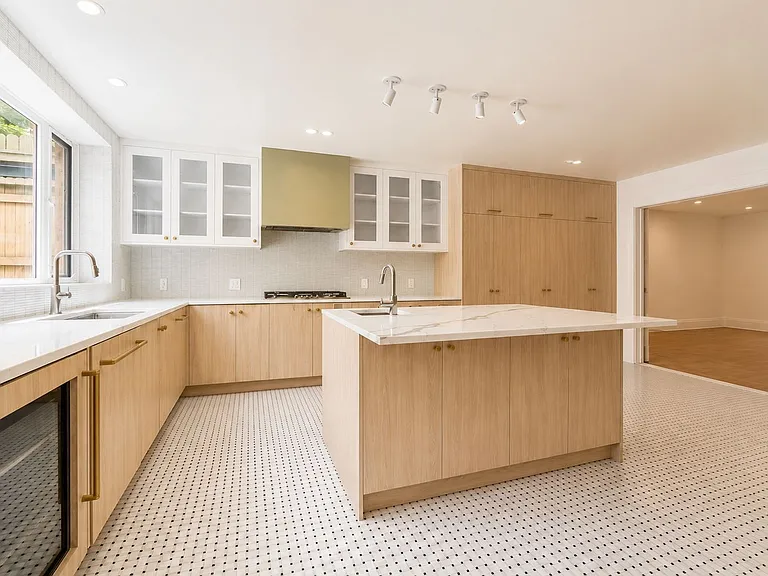 814 Putnam Ave #1 — Photo 7