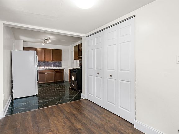 5th image of 303 E Ellis St