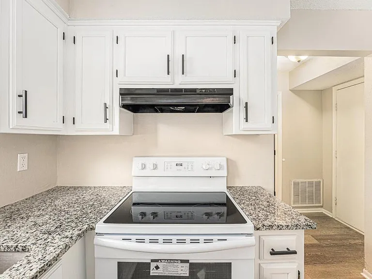 810 SW Pinebrook Village Dr — Photo 11