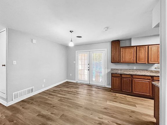 4th image of 920 Manhattan Dr