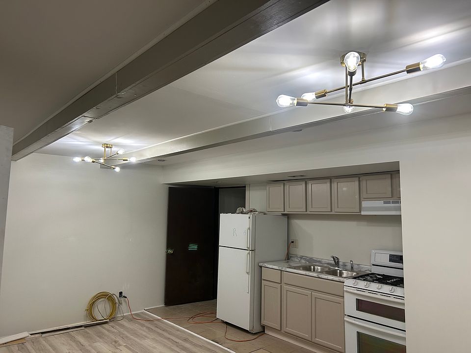 1st image of 850 W Lenox Ave #2