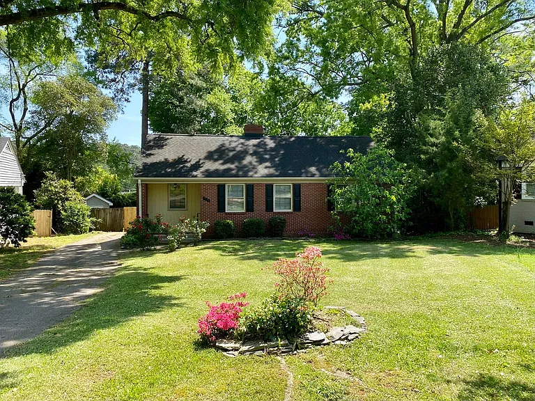 1938 Fairfield Dr — Photo 3