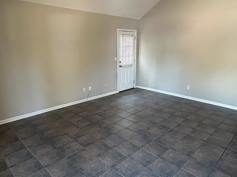 108 Creekwood Dr — Photo 2