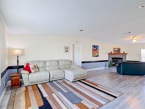 3rd image of 202 Waverly Loop