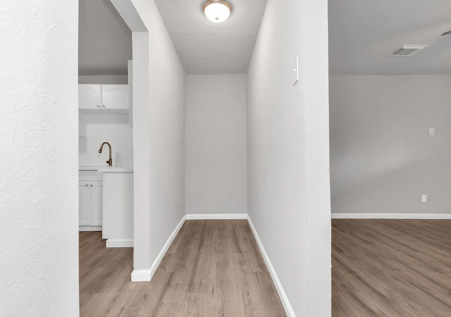 Nice 2 Bedroom 1 Bath With 1600 Sf — Photo 2