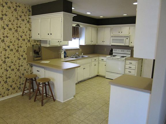 Plenty of room in this bright and cheery kitchen!